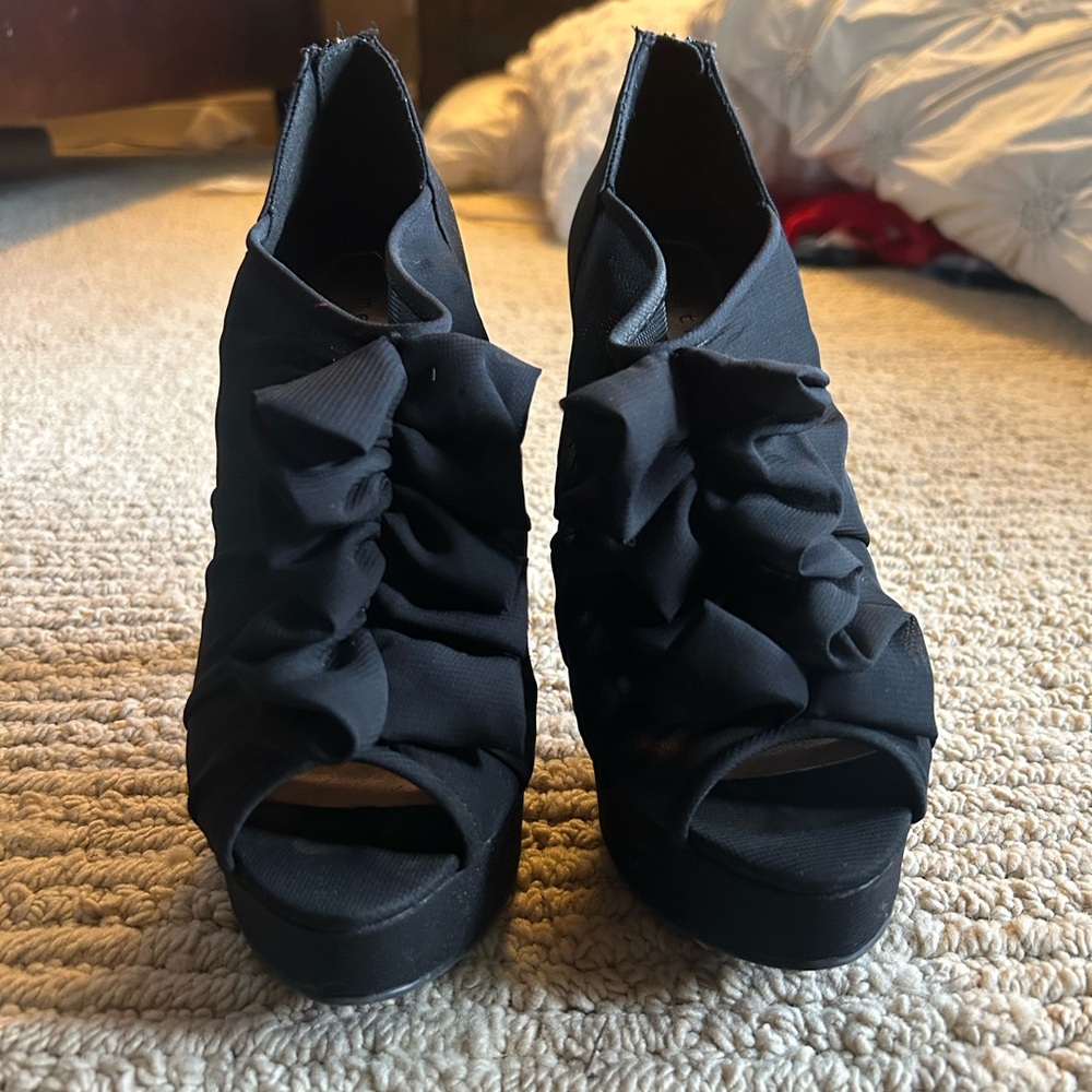 Metaphor Black Heels with Elegant Design